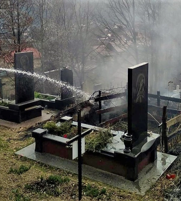 На Закарпатті вирувала пожежа на кладовищі: деталі від ДСНС