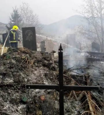 У Рахові рятувальники ліквідували загорання сміття на території кладовища
