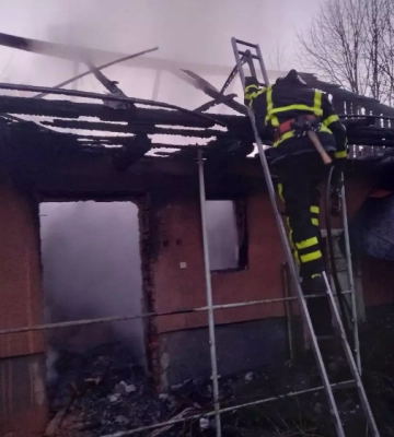 Рятувальники Мукачева приборкали пожежу в надвірній споруді