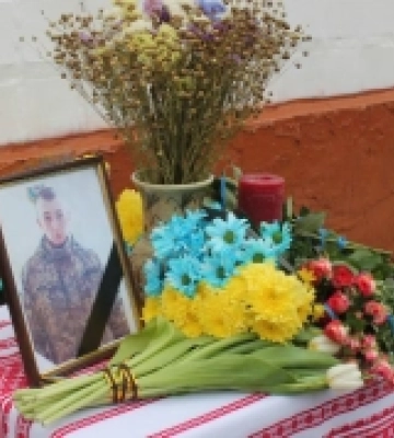 У Березному відкрили меморіальну дошку захиснику Максиму Ярмолці