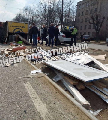 У Дніпрі через ДТП перекинулася Газель &quot;Епіцентру&quot;, завантажена будматеріалами: відео моменту
