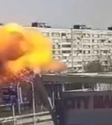 Зеленський показав відео влучання ракети в житловий будинок у Запоріжжі