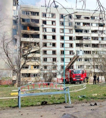 Російські окупанти вдарили ракетою по багатоповерхівці в Запоріжжі