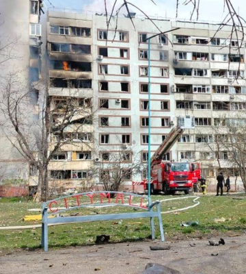 Взрывы в Запорожье: Офис Президента сообщил об обстрелах жилых домов и Хортицы