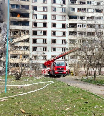 Российская ракета влетела в многоэтажку в Запорожье