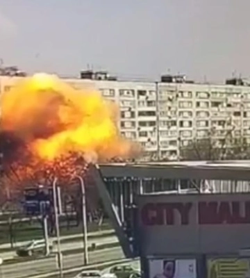Момент удара РФ по дому в Запорожье попал на видео