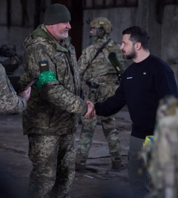 Зеленський відвідав передові позиції ЗСУ під Бахмутом: нагородив бійців