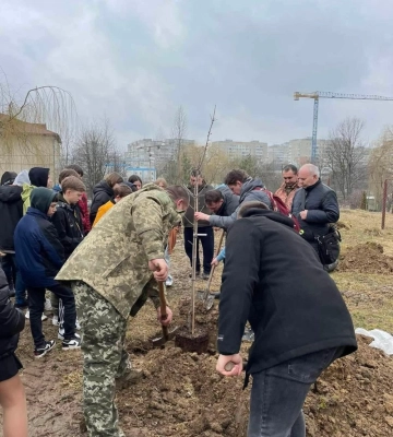 У Сквері пам’яті Героїв України висадили перші дерева
