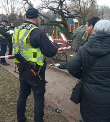У Києві біля дитячого майданчика вибухнула граната, загинув молодий чоловік 