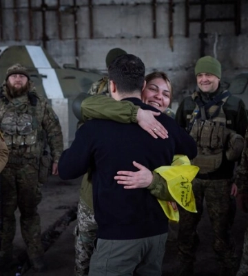 Обійми та головна обіцянка військовим. Кадри Зеленського на Донеччині (відео)