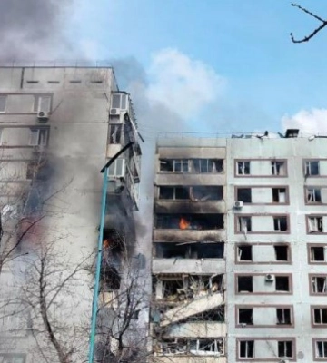 Зеленский опубликовал видео вражеского удара по жилому дому в Запорожье