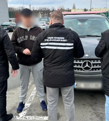 Житель Волині організував схему перевезення ухильників за кордон