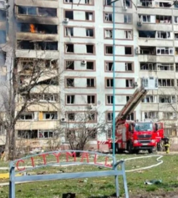 Обстрел Запорожья: российская ракета попала в жилую многоэтажку