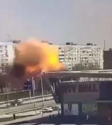 Зеленский показал момент попадания в дом Запорожья (видео)