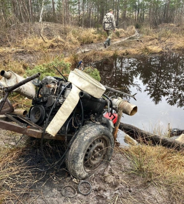 Бурштинові історії. Поліцейські Рівненщини вилучили мотопомпи, автомобілі  та знаряддя для видобутку цінного каміння