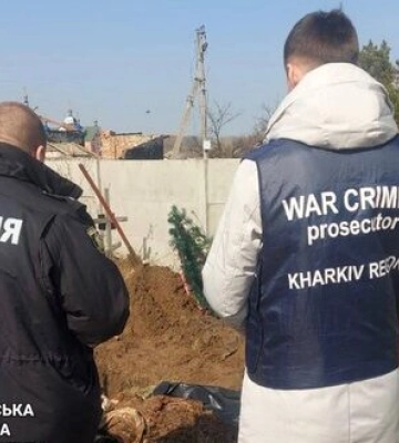 На Харківщині правоохоронці ексгумували труп жінки, яка загинула від обстрілу росіян на власному подвір’ї