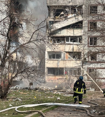 Ракета РФ попала в многоэтажный дом в Запорожье — Зеленский