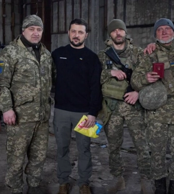 Зеленський приїхав на передову та нагородив захисників Бахмута: відео
