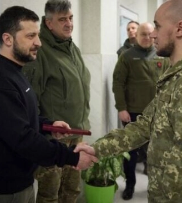 Бажаю швидкого одужання! Президент відвідав госпіталь на Донеччині та нагородив поранених бійців