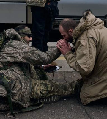 Гражданский мужчина целует руки незнакомому воину на Краматорском вокзале: трогательное фото