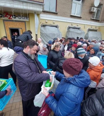 Священник Полтавской епархии УПЦ доставил гуманитарную помощь жителям Востока
