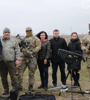 Квадрокоптери «Кажан», антидронові рушниці, планшети: чергова допомога від Дніпра військовим