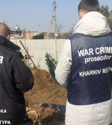 На Харківщині правоохоронці ексгумували труп жінки, яка загинула від обстрілу росіян на власному подвір’ї