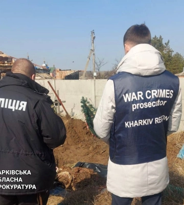 На Харківщині правоохоронці ексгумували труп жінки, яка загинула від обстрілу росіян на власному подвір’ї