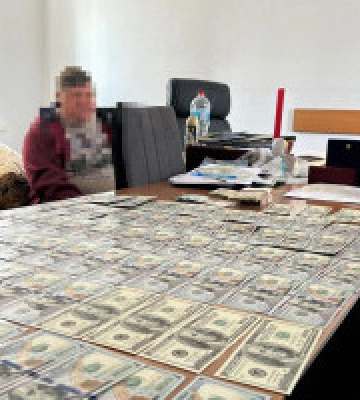 У Києві на хабарі затримали керівника структурного підрозділу НАН України (фото, відео)