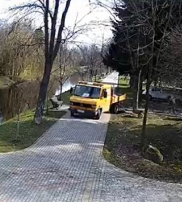 У Луцьку муніципали «наїхали» на підрядників, які розбирають атракціони у парку (відео)