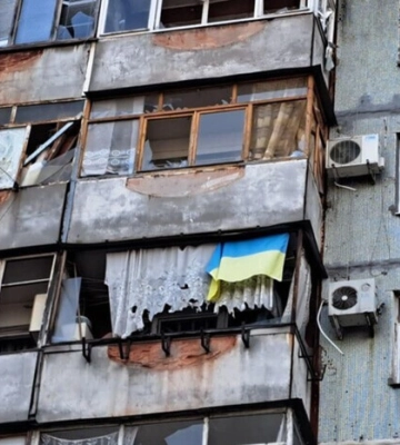 На поврежденной многоэтажке в Запорожье уцелел украинский флаг