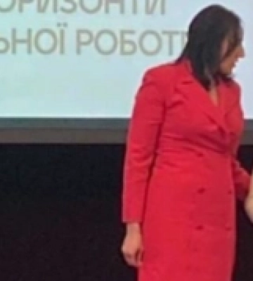 Міністерка соціальної політики України Оксана Жолнович нагородила  соцпрацівниць Херсонщини почесними Подяками
