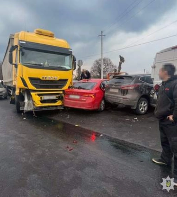 Водитель грузовика вызвал масштабное ДТП в Хмельницкой области: пострадали 7 автомобилей