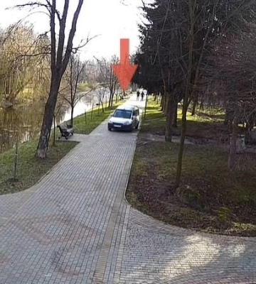 У Луцьку муніципали «наїхали» на підрядників, які розбирають атракціони у парку (відео)