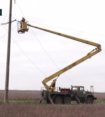 Під звуки вибухів: енергетики Кіровоградщини відновлюють електропостачання на Херсонщині (відео)