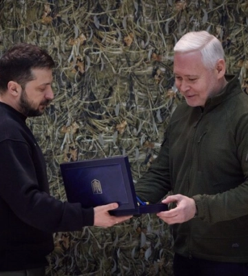 Зеленський передав меру Харкова відзнаку «Місто-герой» (відео)