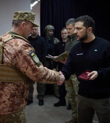 Зеленский в Харькове передал Терехову награду «Город-герой Украины» (видео)