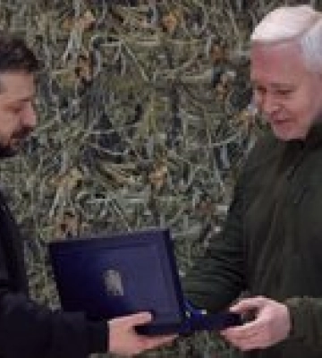 Зеленский передал мэру Харькова почетную награду «Город-герой Украины» (видео)