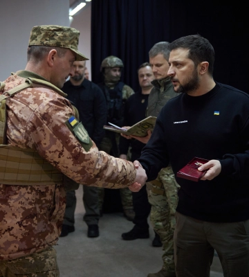 Зеленський передав меру Харкова відзнаку «Місто-герой» (відео)
