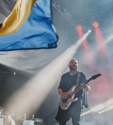 З сім’єю були неподалік: гітарист Go_A мало не загинув від атаки дронів-камікадзе у Ржищеві