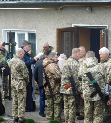 «Він добряк був...»: на Волині навколішки прощалися із полеглим Захисником (Фото)