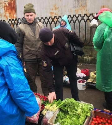 Двоє продавців, які торгували черемшею у Луцьку, компенсують державі майже 160 тисяч гривень збитків