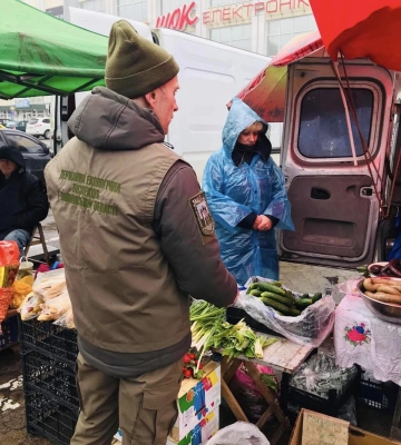 Двоє продавців, які торгували черемшею у Луцьку, компенсують державі майже 160 тисяч гривень збитків