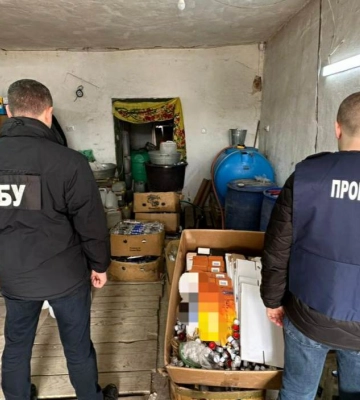 Поліція з СБУ викрили на Буковині сімейний бізнес з розливу контрафактного &quot;елітного&quot; алкоголю й кави (ФОТО)