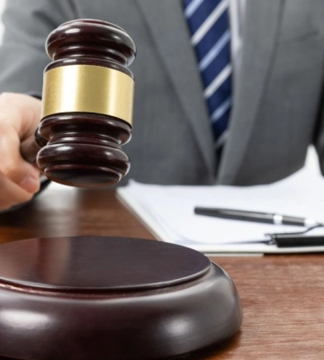 У Києві шахрай підробив документи та привласнив дві квартири і земельну ділянку
