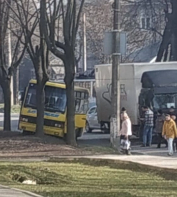 У Дніпрі маршрутка з пасажирами &quot;влетіла&quot; в дерево (Фото)