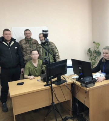 На Рівненщині терміново виготовили закордонні паспорти військовим із Миколаєва, попереду у них - навчання