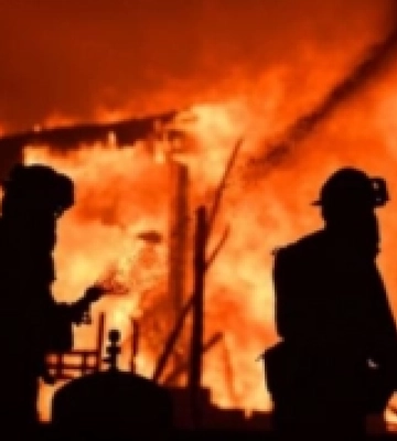 У Мукачеві загорілися дві надвірні споруди