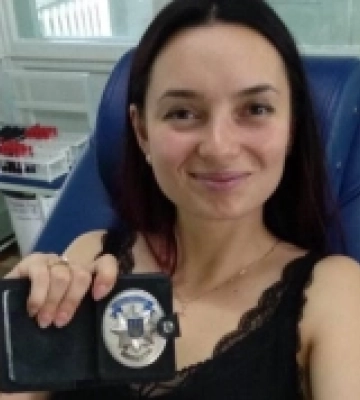 У декретній відпустці рівненська патрульна волонтерить, виготовляє окопні свічки і здає кров