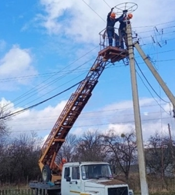 На Волині облаштовують штучні лелечі гнізда на електроопорах
